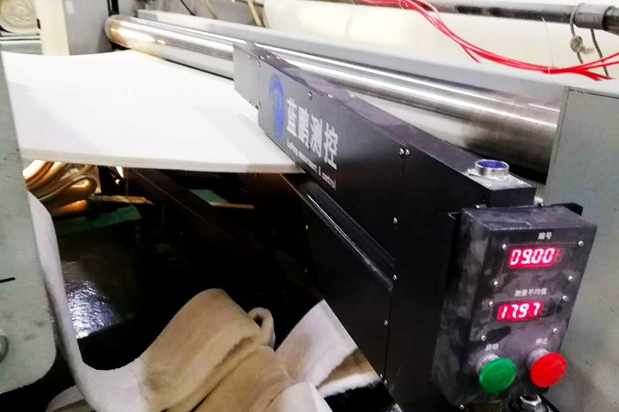 激光测厚仪：在板材生产中，为何是那个